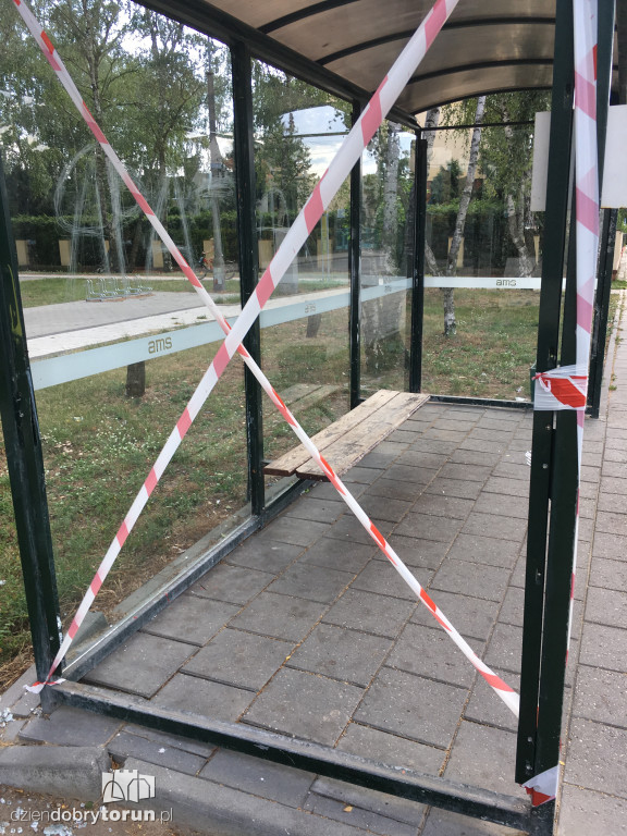 Zniszczony przystanek MZK