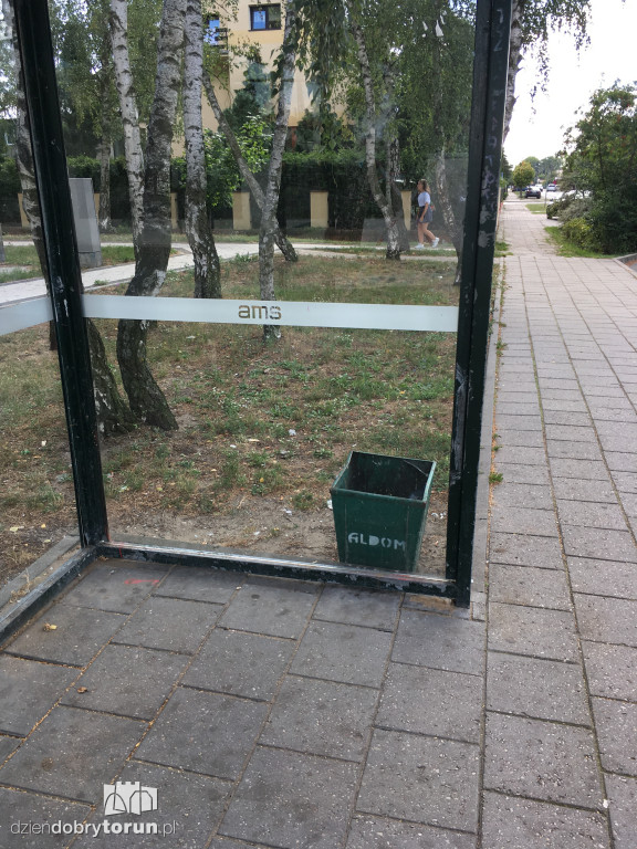 Zniszczony przystanek MZK