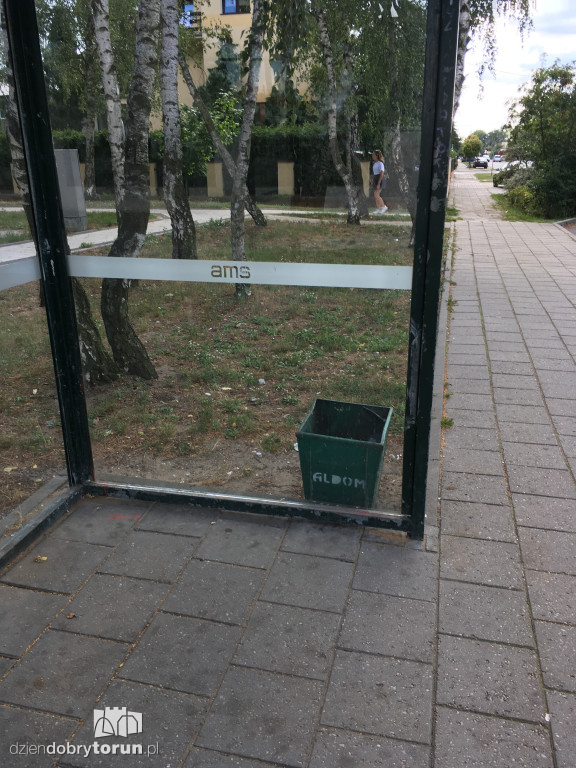 Zniszczony przystanek MZK