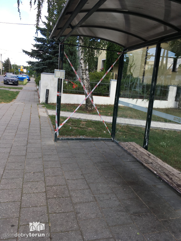Zniszczony przystanek MZK