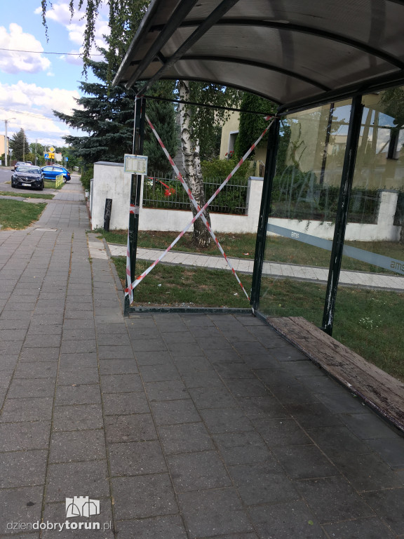 Zniszczony przystanek MZK