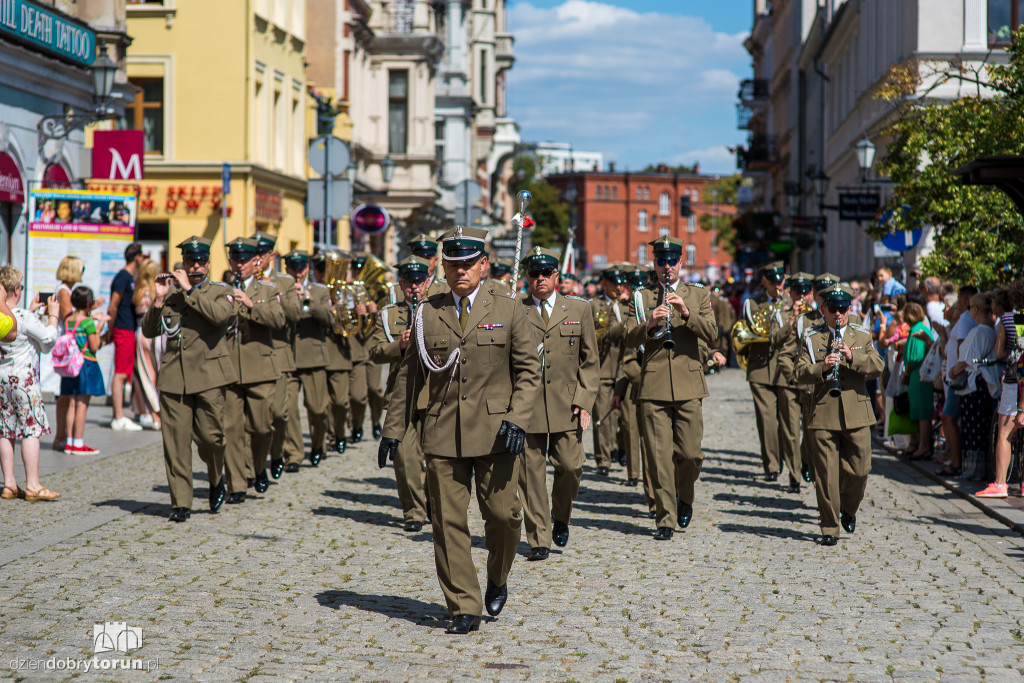 Uroczysty przemarsz wojskowy