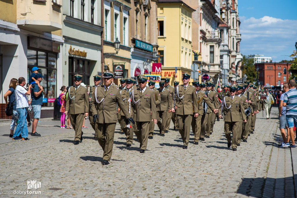 Uroczysty przemarsz wojskowy