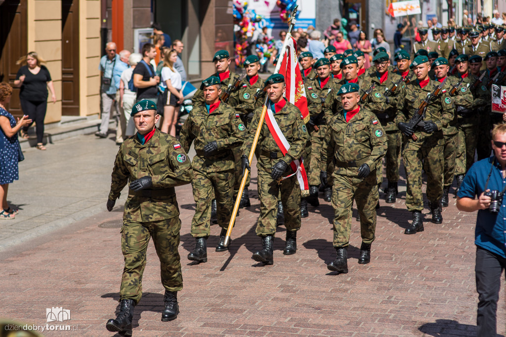 Uroczysty przemarsz wojskowy
