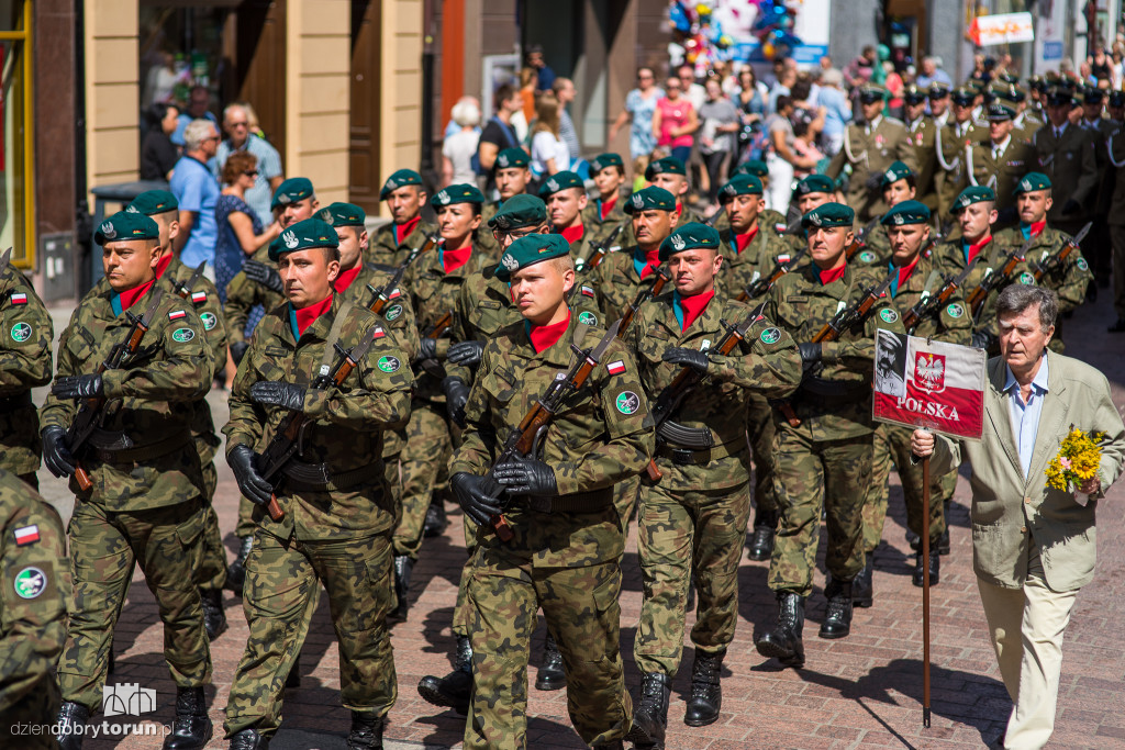 Uroczysty przemarsz wojskowy