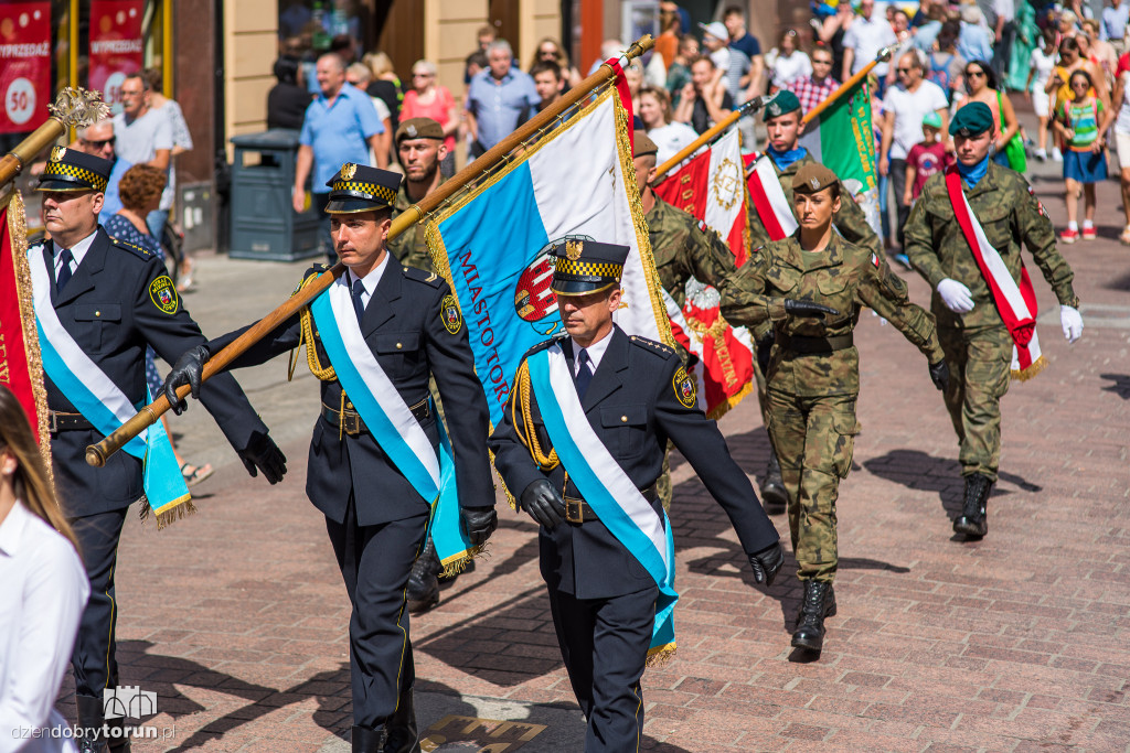 Uroczysty przemarsz wojskowy