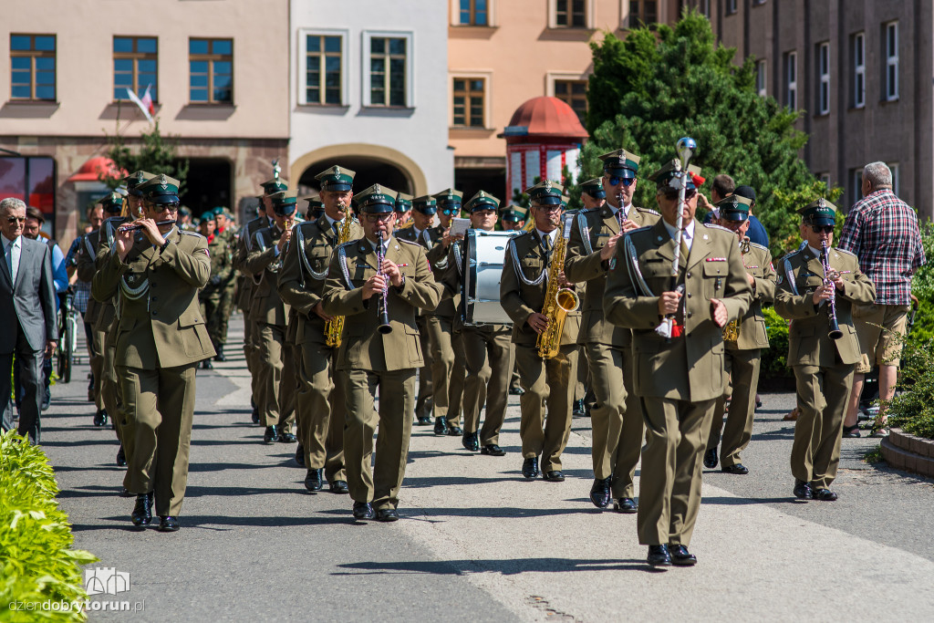 Uroczysty przemarsz wojskowy