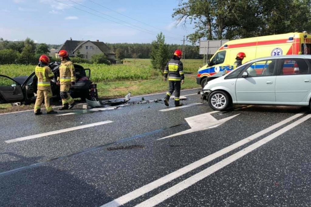 Wypadek dwóch aut osobowych na DK10