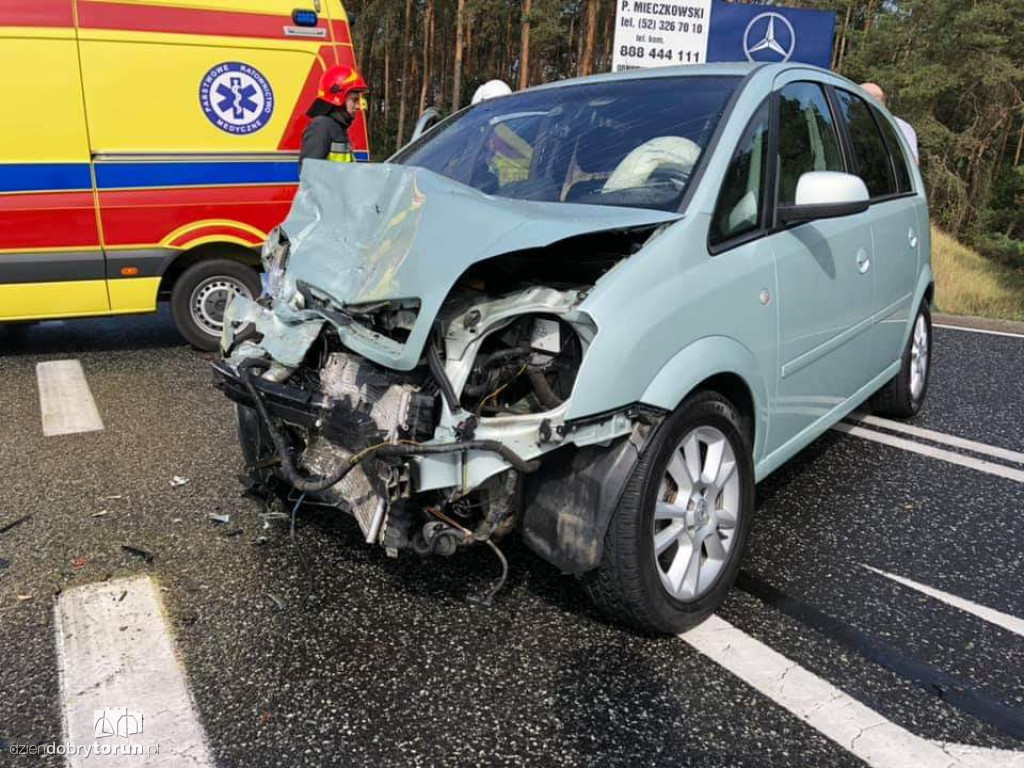 Wypadek dwóch aut osobowych na DK10