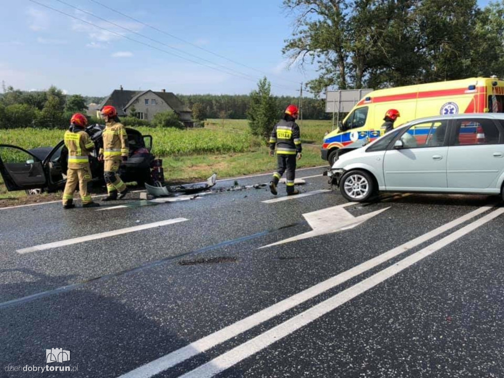 Wypadek dwóch aut osobowych na DK10