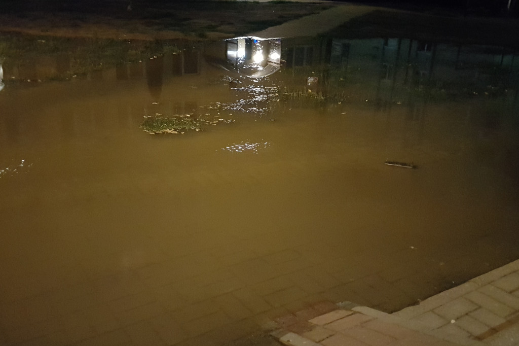 Woda zalewa ulicę Okrężną