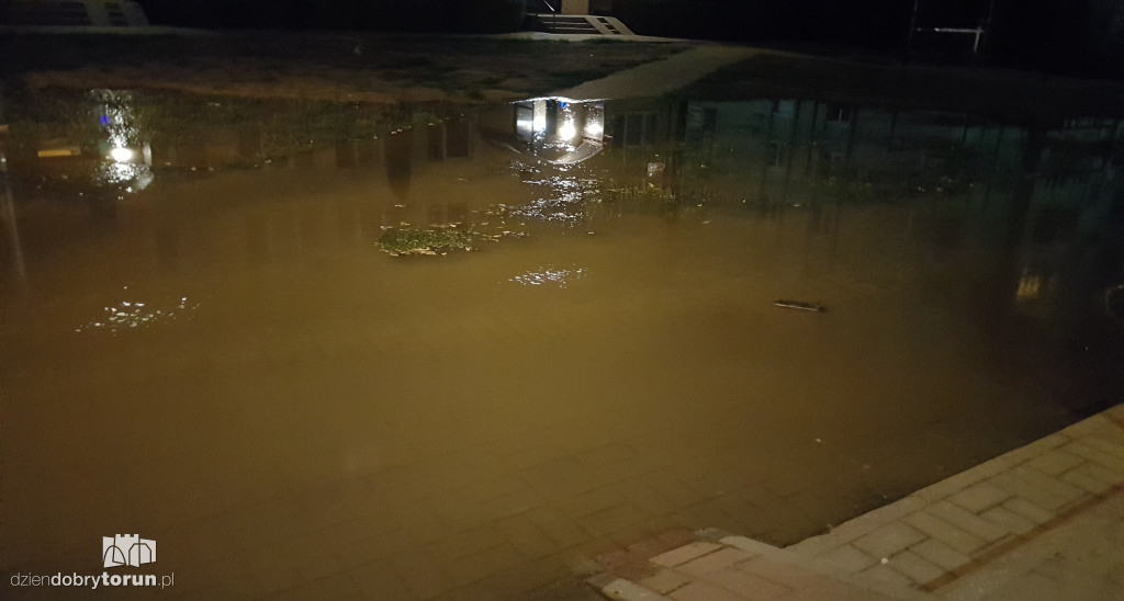 Woda zalewa ulicę Okrężną