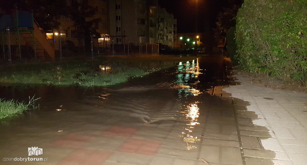 Woda zalewa ulicę Okrężną