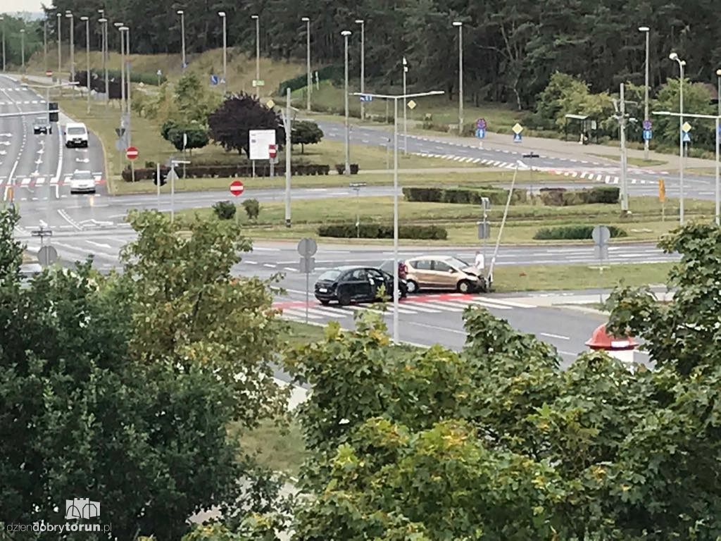 Kolizja na rondzie HDK w Toruniu