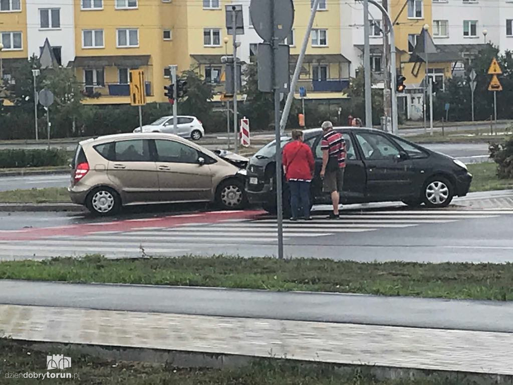 Kolizja na rondzie HDK w Toruniu