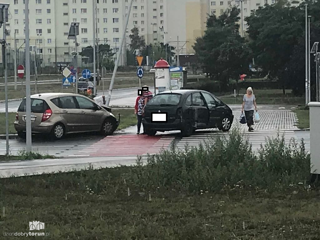 Kolizja na rondzie HDK w Toruniu