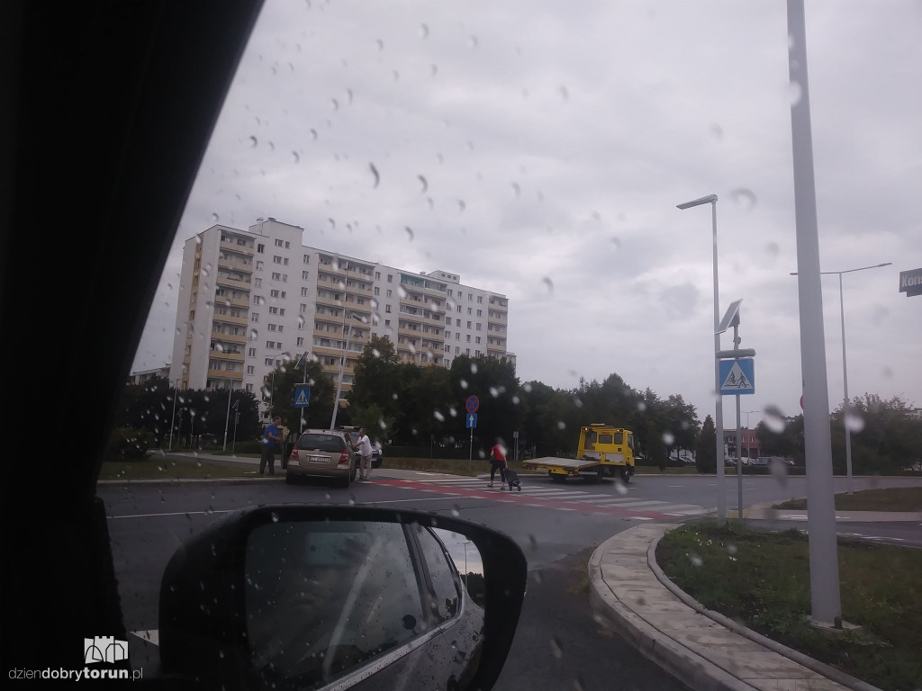 Kolizja na rondzie HDK w Toruniu