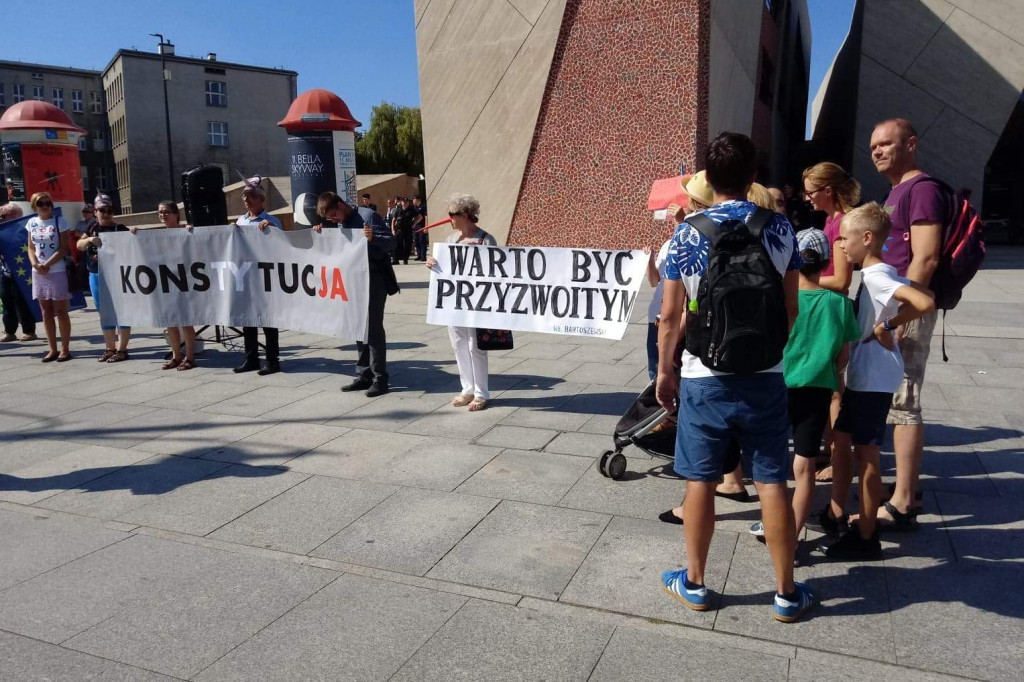 Pikieta KOD przed CKK Jordanki