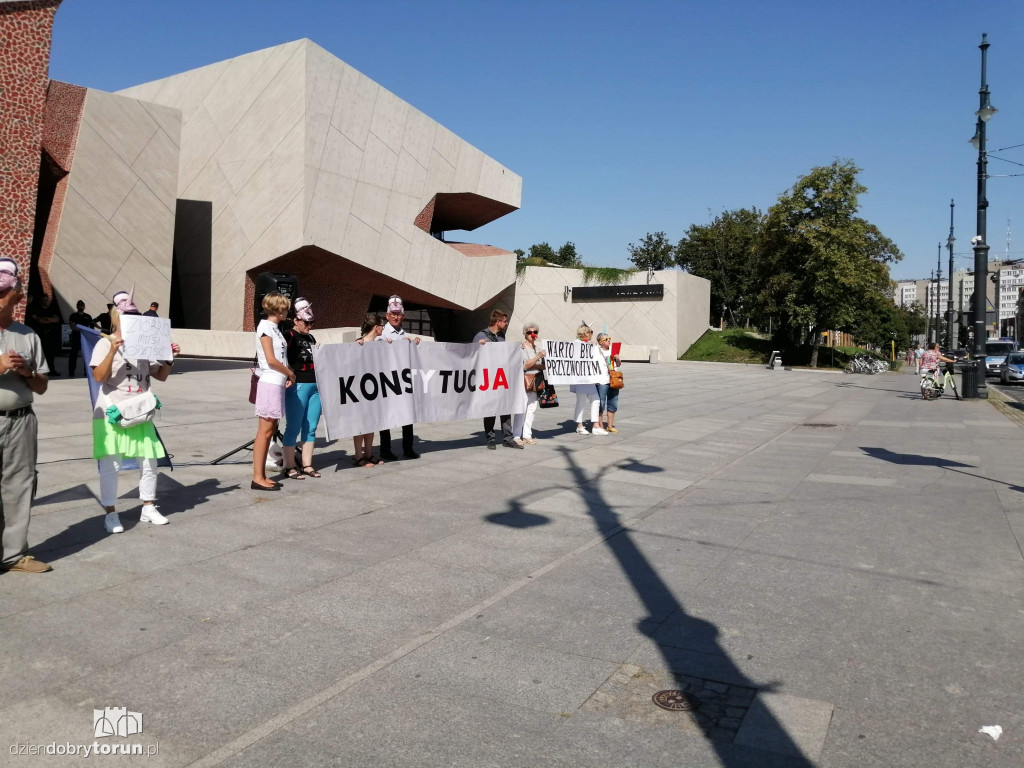 Pikieta KOD przed CKK Jordanki