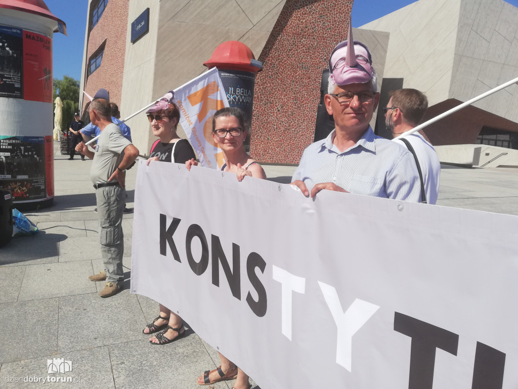 KOD manifestował przed CKK Jordanki