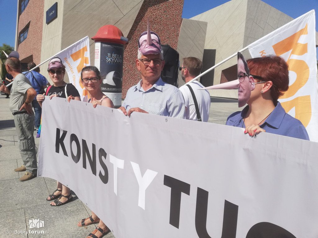 KOD manifestował przed CKK Jordanki