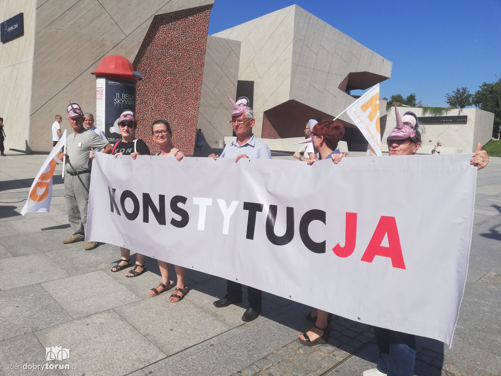 KOD manifestował przed CKK Jordanki