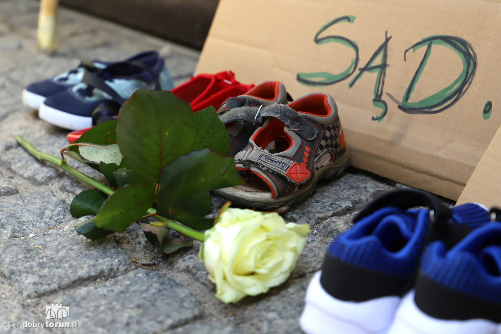 Baby Shoes Remember przed toruńską kurią