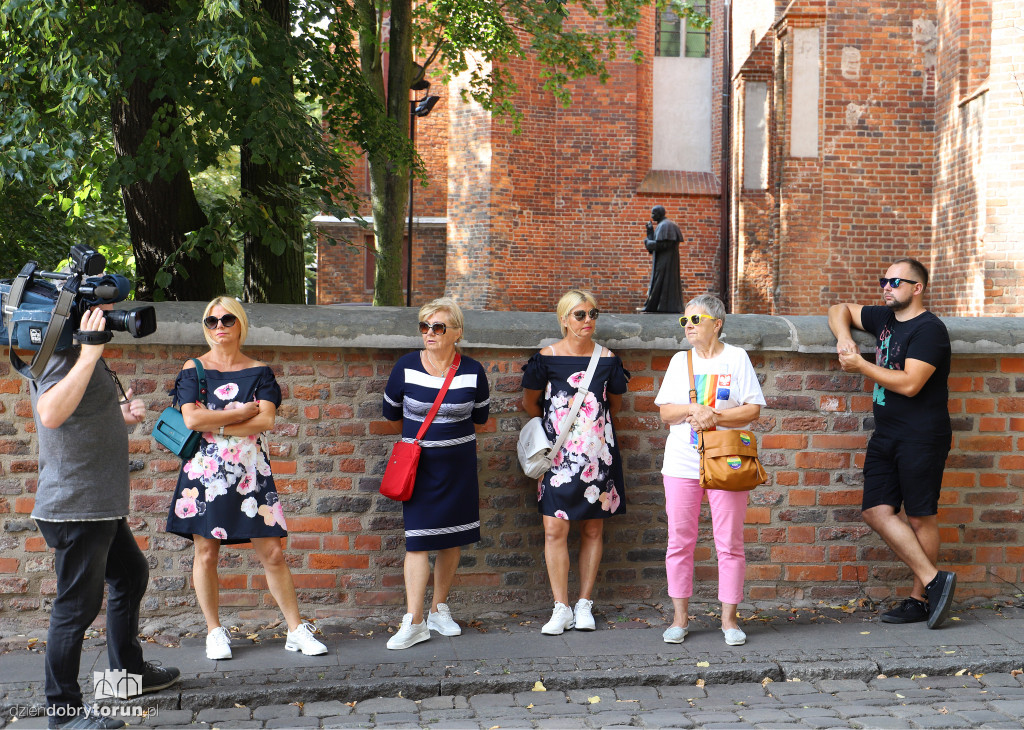 Baby Shoes Remember przed toruńską kurią