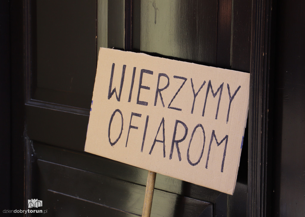 Baby Shoes Remember przed toruńską kurią