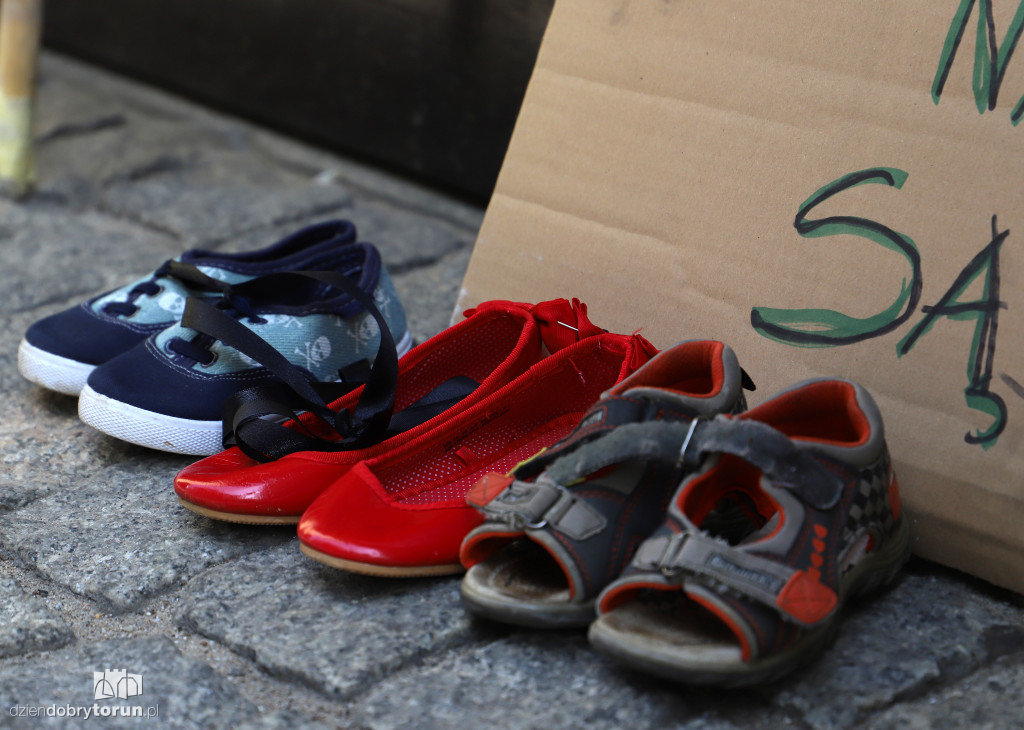 Baby Shoes Remember przed toruńską kurią