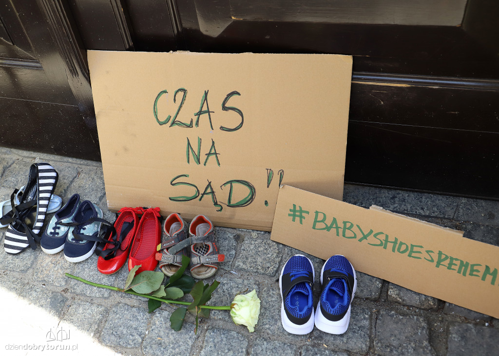Baby Shoes Remember przed toruńską kurią