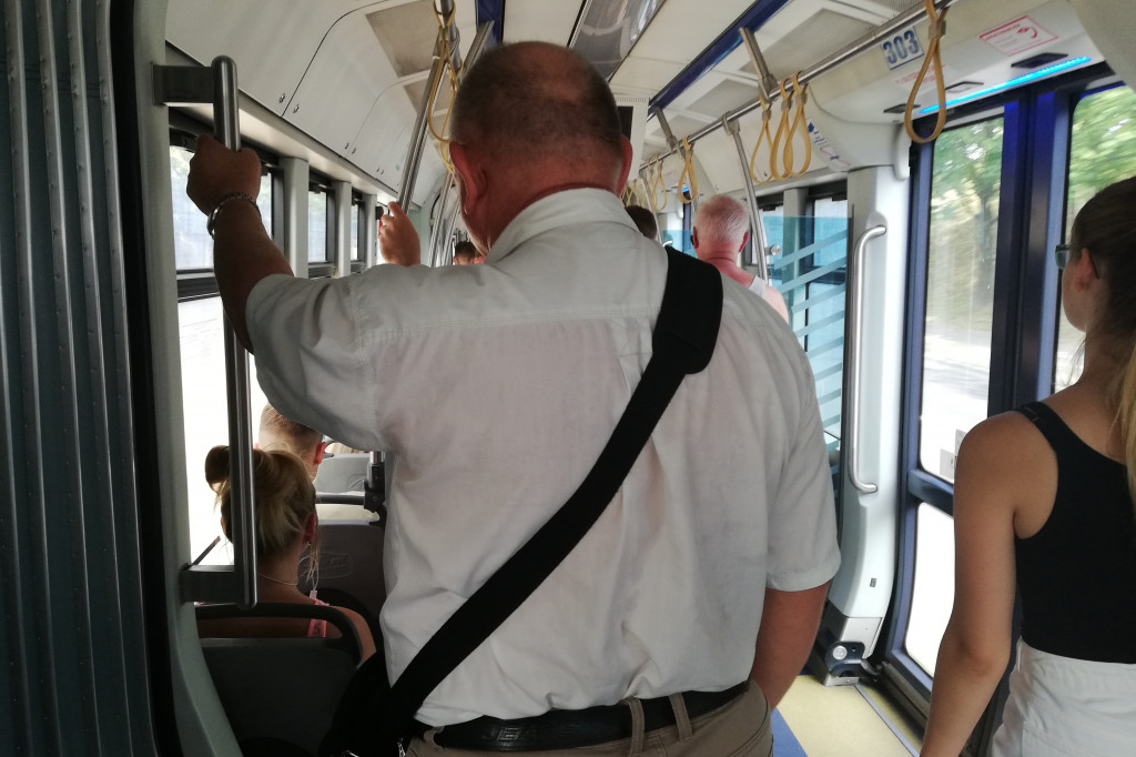 Mimo klimatyzacji otwierają okna w pojazdach MZK