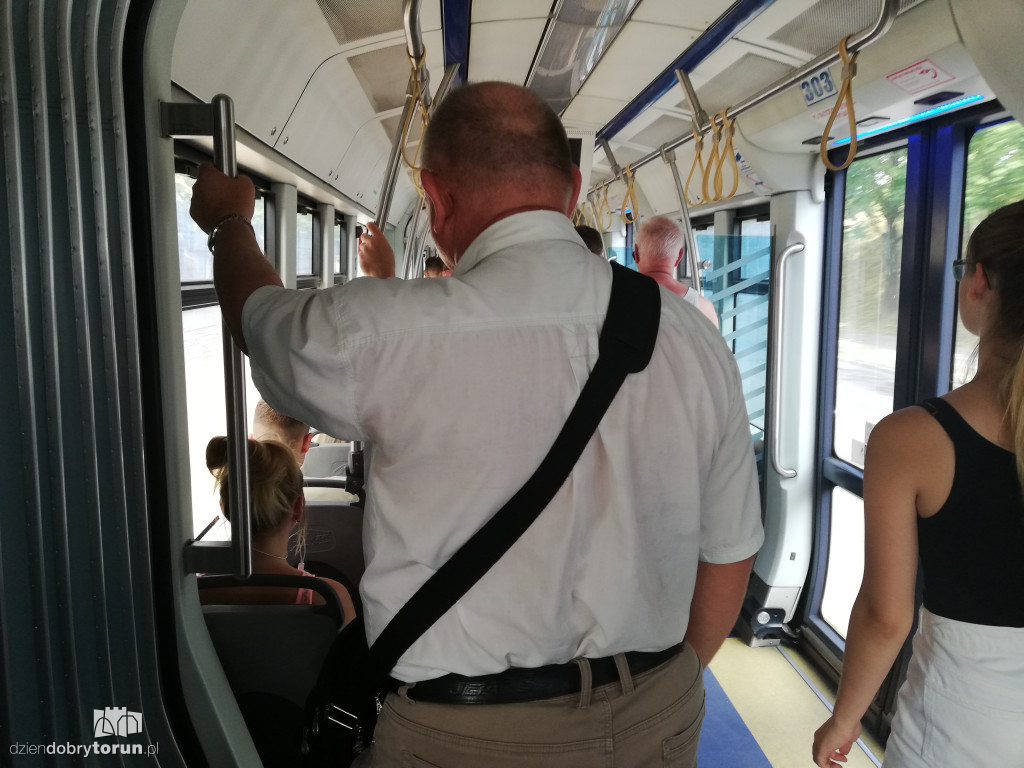 Mimo klimatyzacji otwierają okna w pojazdach MZK