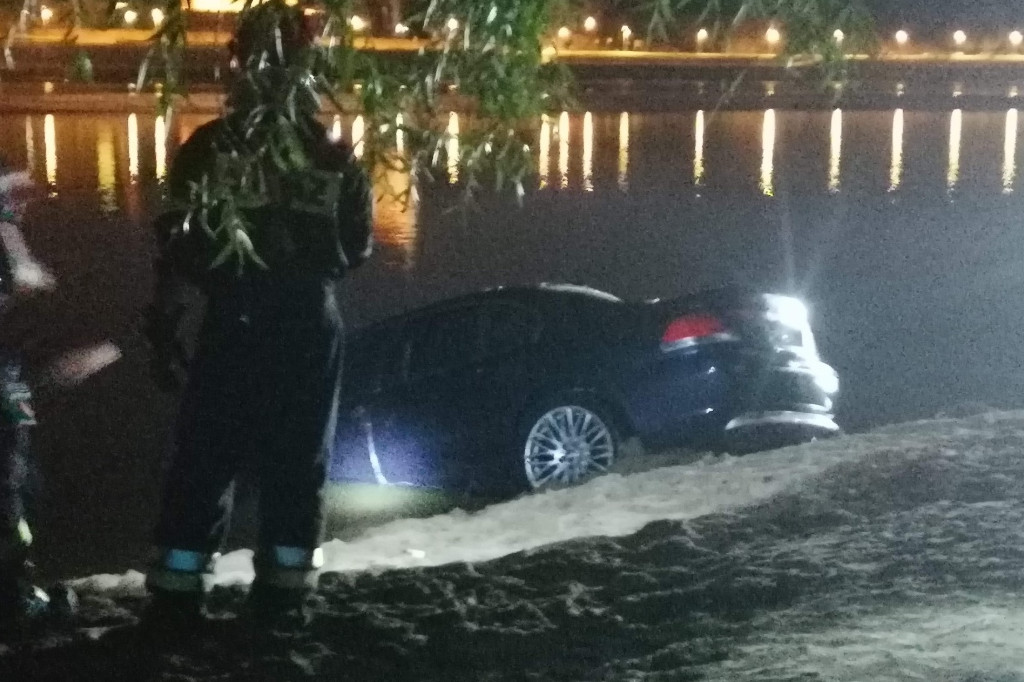Wyłowiono samochód z Wisły. To BMW