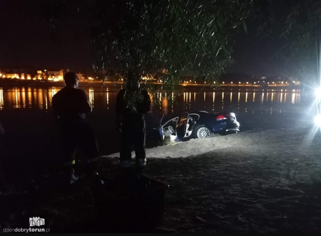 Wyłowiono samochód z Wisły. To BMW