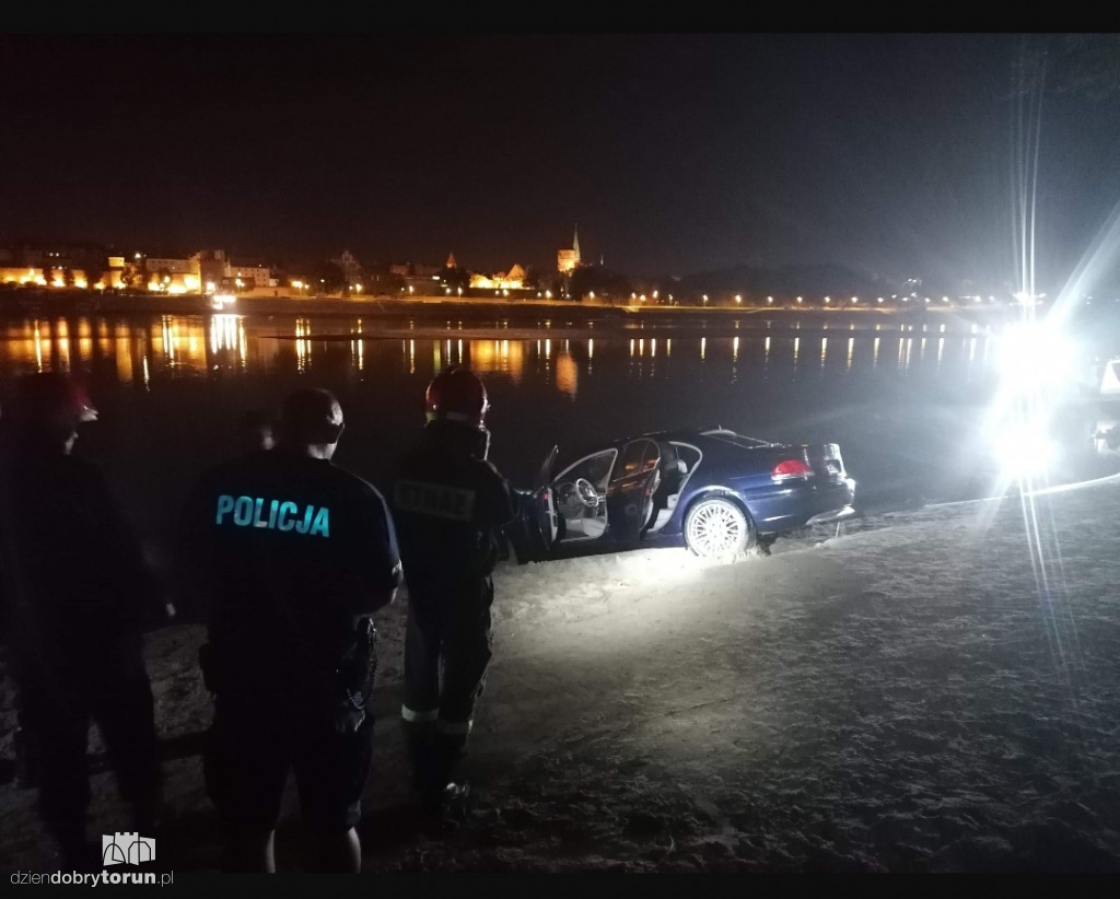 Wyłowiono samochód z Wisły. To BMW