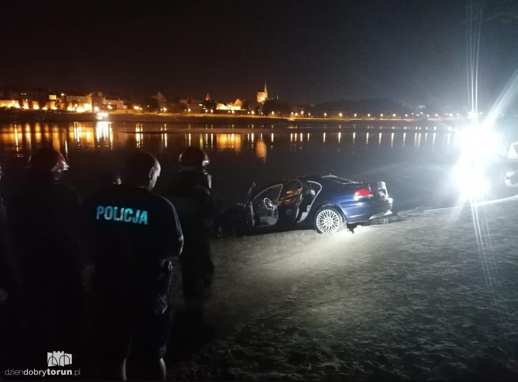 Wyłowiono samochód z Wisły. To BMW