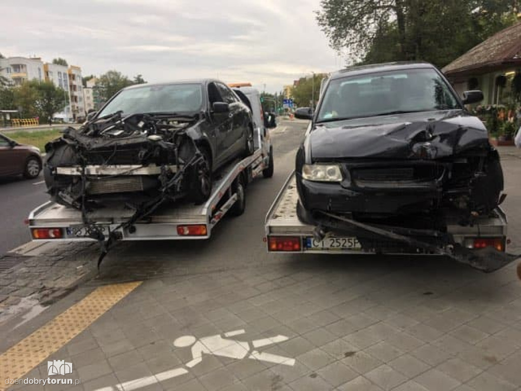 Zderzenie aut na Żwirki i Wigury