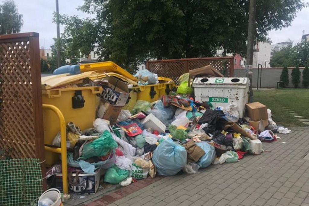 Znowu śmieci przy Młodzieżowej!
