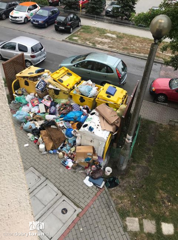 Znowu śmieci przy Młodzieżowej!