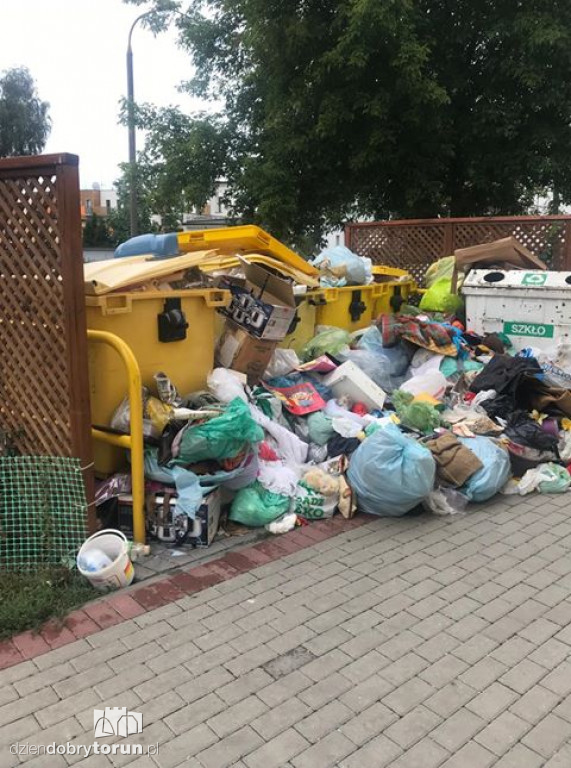 Znowu śmieci przy Młodzieżowej!