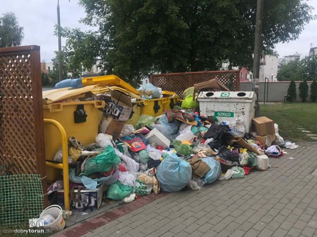 Znowu śmieci przy Młodzieżowej!