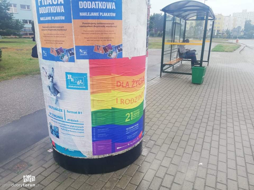 Tęczowe plakaty już na mieście