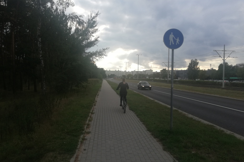 Rowerem po ścieżce dla pieszych