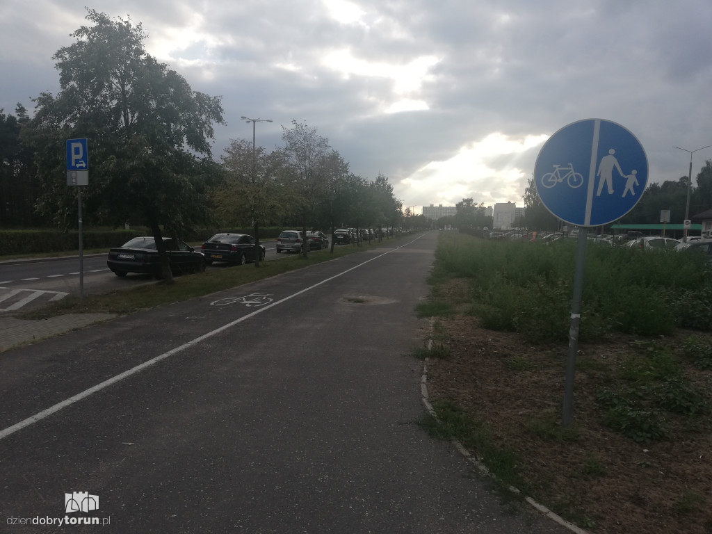 Rowerem po ścieżce dla pieszych