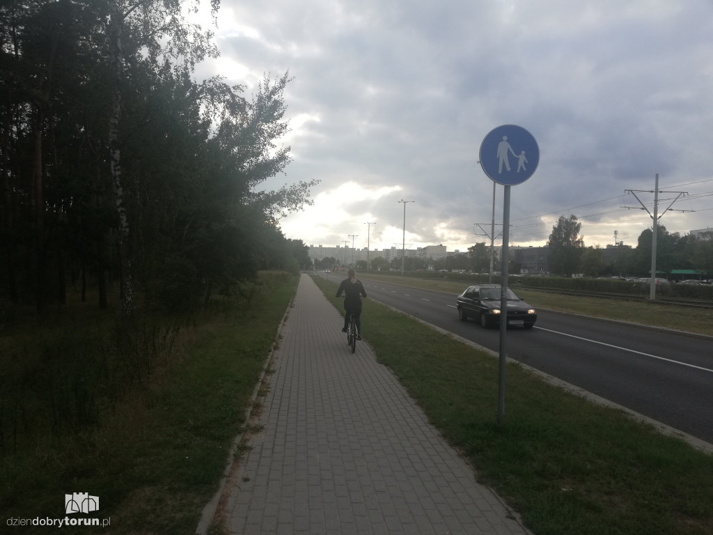 Rowerem po ścieżce dla pieszych