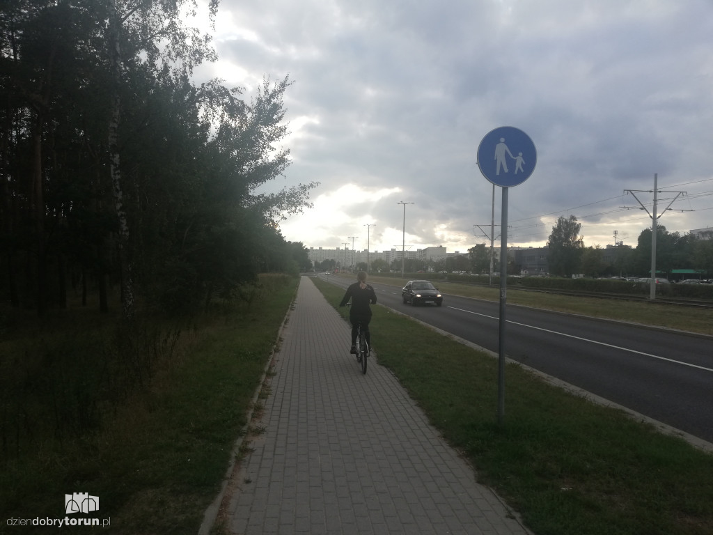 Rowerem po ścieżce dla pieszych