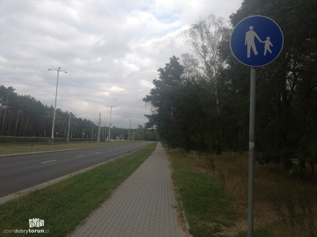 Rowerem po ścieżce dla pieszych