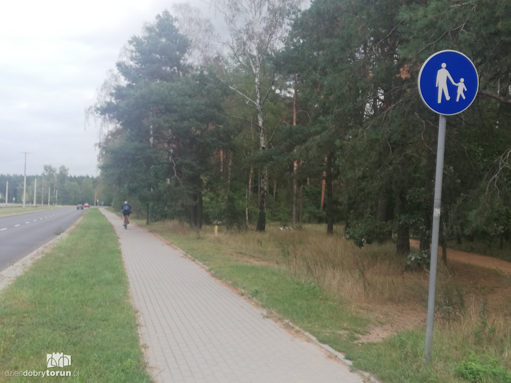 Rowerem po ścieżce dla pieszych
