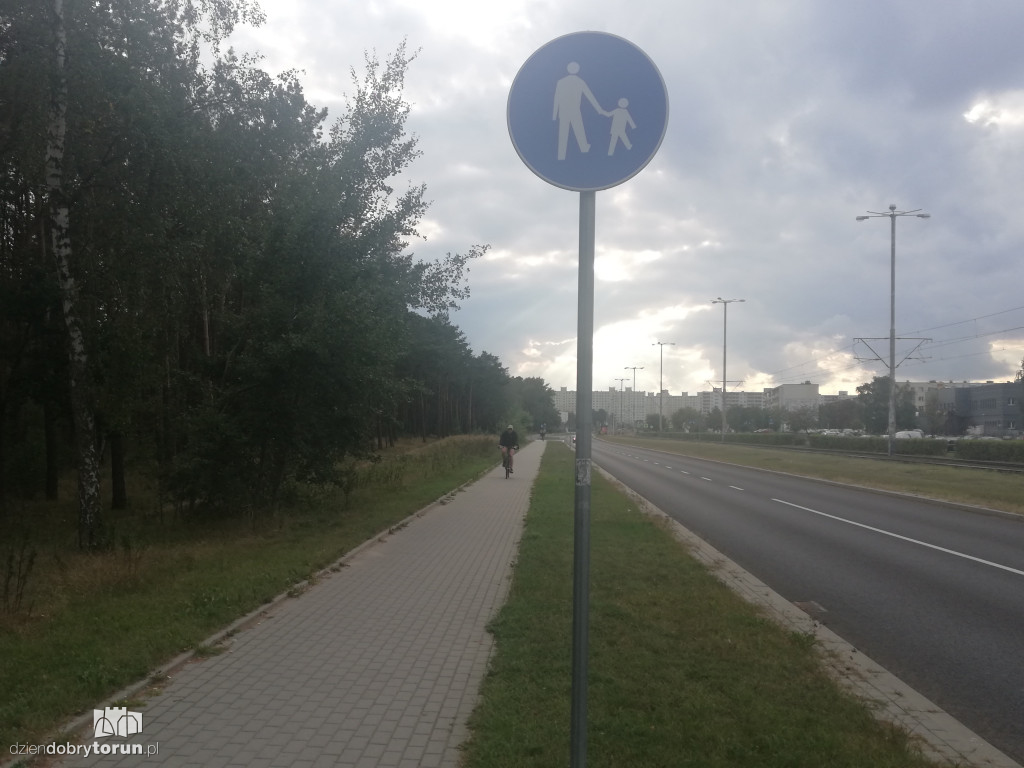 Rowerem po ścieżce dla pieszych